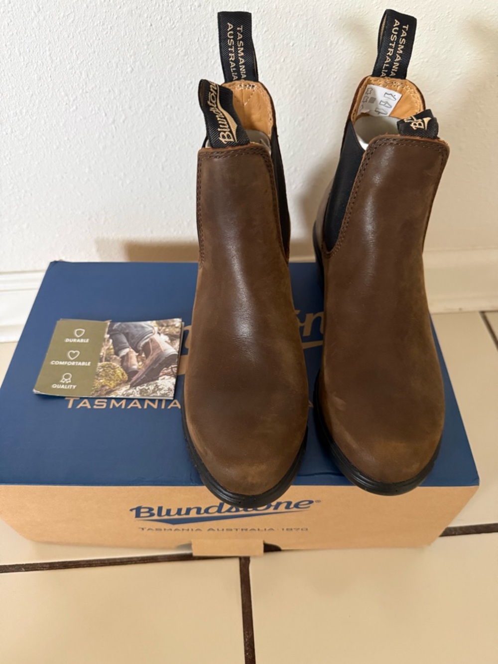 NIB Blundstone Brown Leather Chelsea Boots with Black Elastic